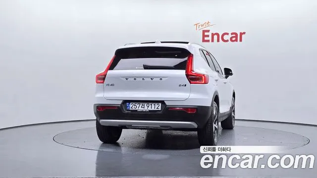 Volvo XC40 — Фото автомобиля 4