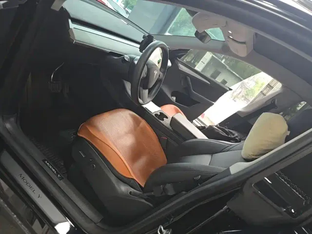 Tesla Model Y — Фото автомобиля 14