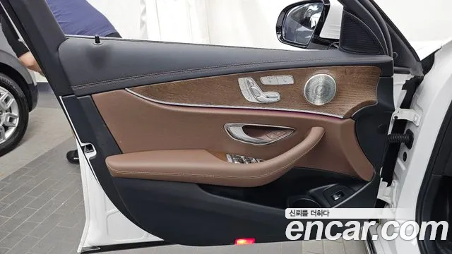 Mercedes-Benz E-Class — Фото автомобиля 23