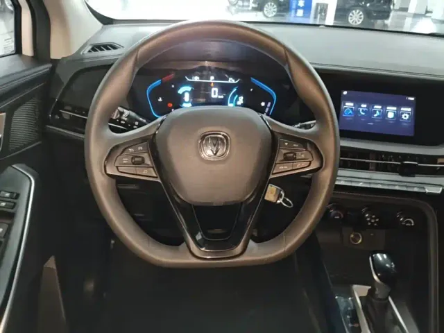 Changan CS15 — Фото автомобиля 10