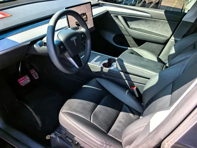 Tesla Model Y — Фото автомобиля 6