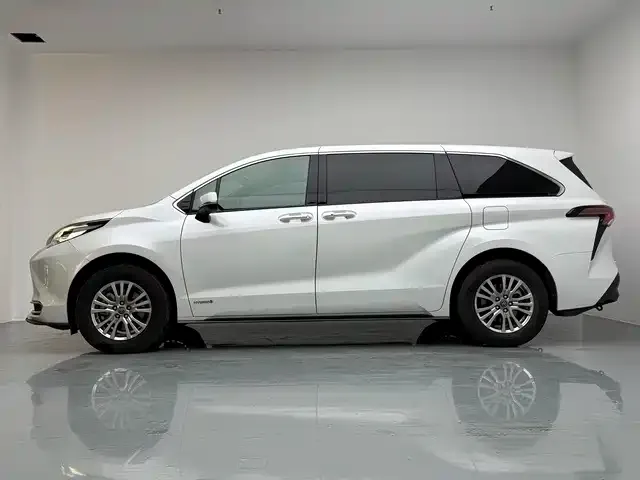 Toyota Sienna — Фото автомобиля 7