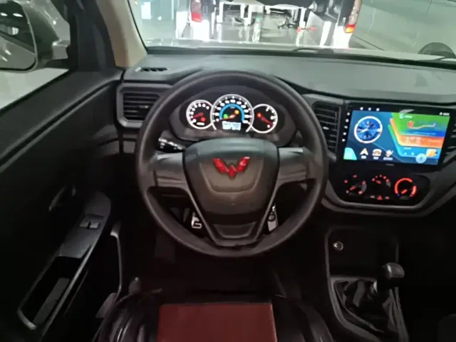 Wuling Hongguang V — Фото автомобиля 10