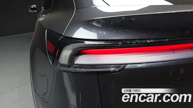 Tesla Model Y — Фото автомобиля 8