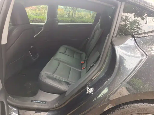 Tesla Model 3 — Фото автомобиля 16