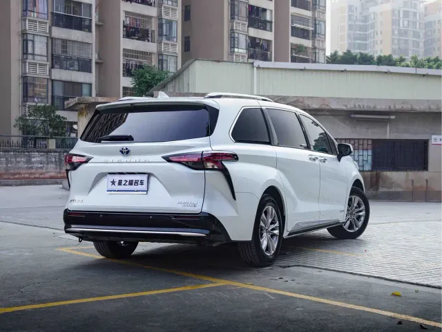 Toyota Toyota Sienna 2021 2.5L Hybrid Platinum Edition — Фото автомобиля 4