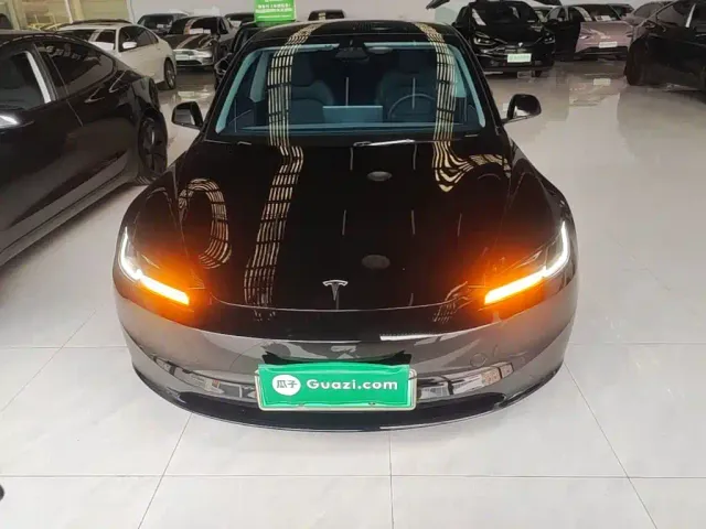 Tesla Model 3 — Фото автомобиля 2