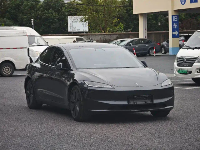 Tesla Model 3 — Фото автомобиля 3