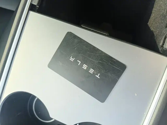 Tesla Model 3 — Фото автомобиля 8