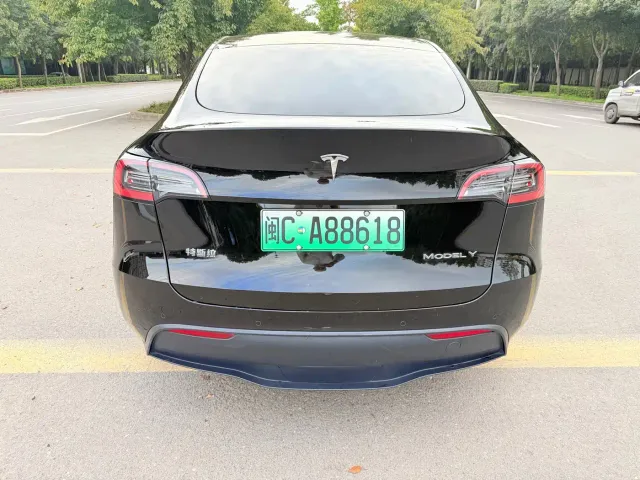 Tesla Model Y — Фото автомобиля 9