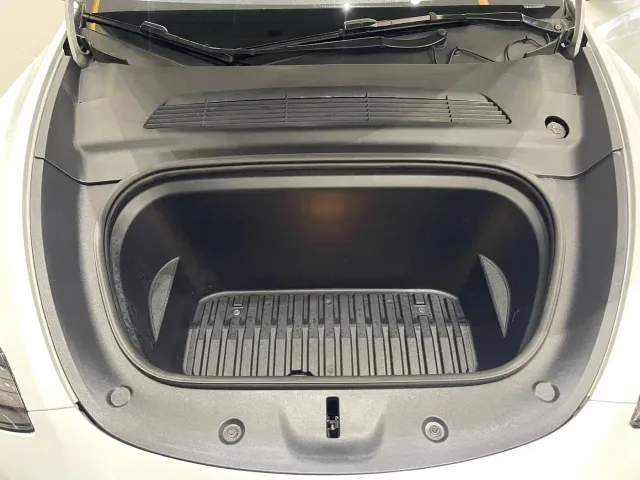 Tesla Model Y — Фото автомобиля 15