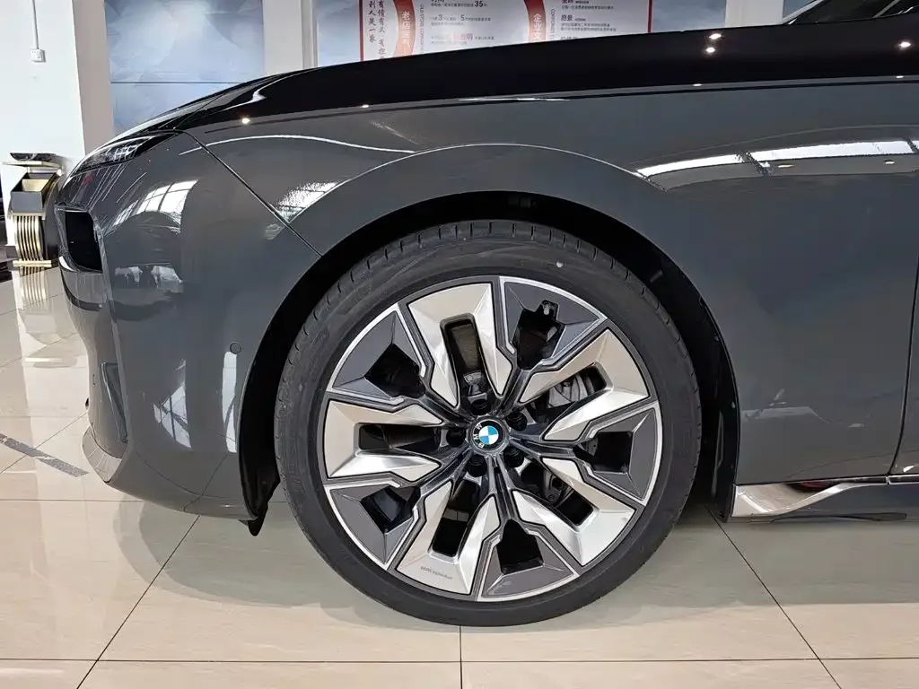 BMW BMW 7 Series 2023 Model 740Li Premium Luxury Package — Фото автомобиля 9
