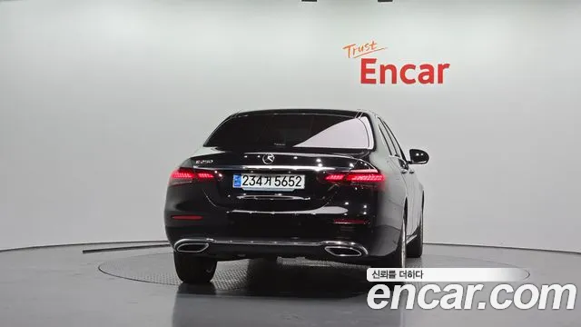 Mercedes-Benz E-Class — Фото автомобиля 4