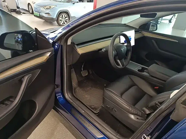 Tesla Model Y — Фото автомобиля 15