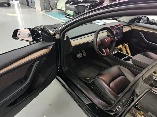 Tesla Model 3 — Фото автомобиля 15