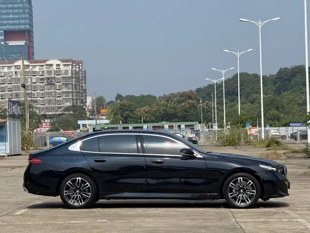 BMW 5 Series — Фото автомобиля 15