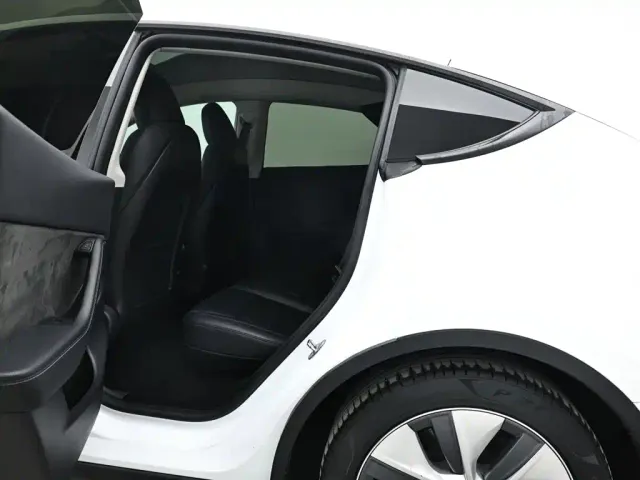 Tesla Model Y — Фото автомобиля 14