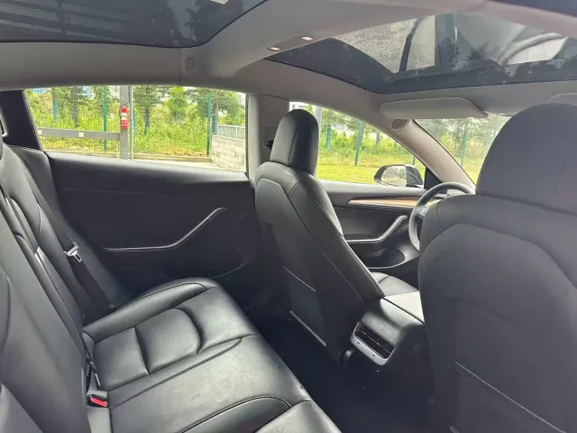 Tesla Model 3 — Фото автомобиля 5