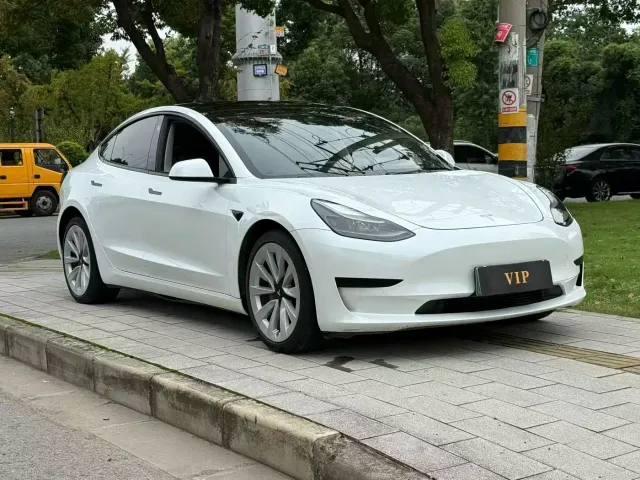 Tesla Model 3 — Фото автомобиля 3