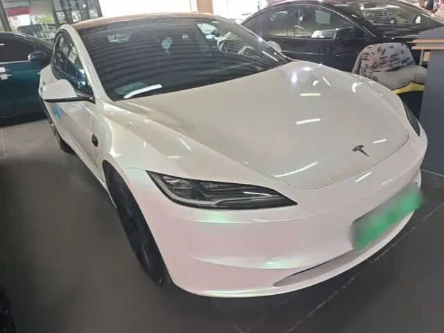 Tesla Model 3 — Фото автомобиля 3