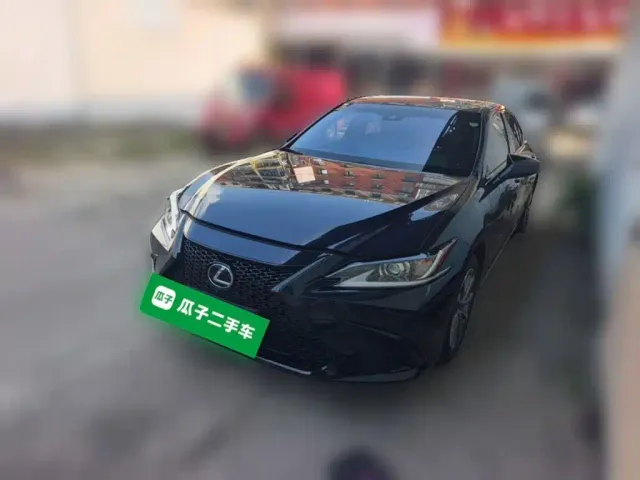 Фотография автомобиля — Lexus ES