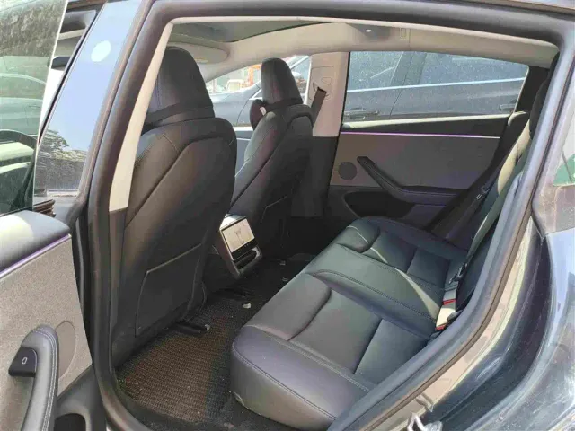 Tesla Model 3 — Фото автомобиля 6