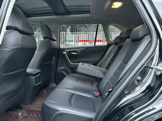 Toyota RAV4 — Фото автомобиля 18