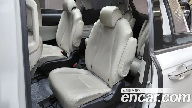 Kia Carnival Generation 4 — Фото автомобиля 12