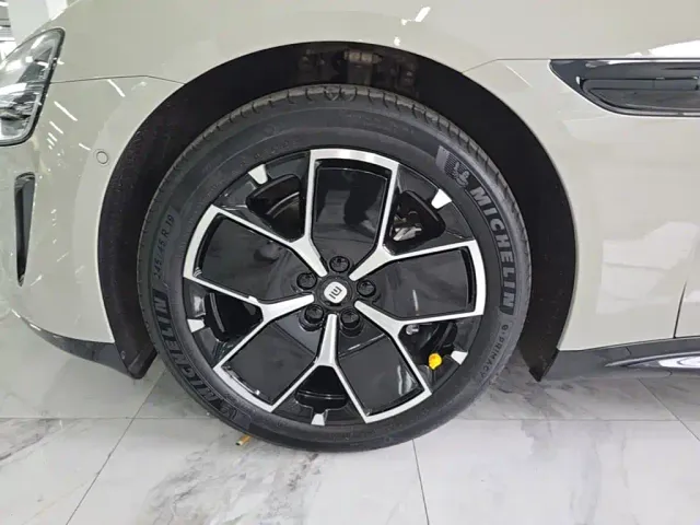 Xiaomi SU7 — Фото автомобиля 22
