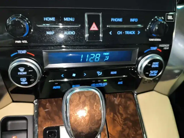 Toyota Alphard — Фото автомобиля 12