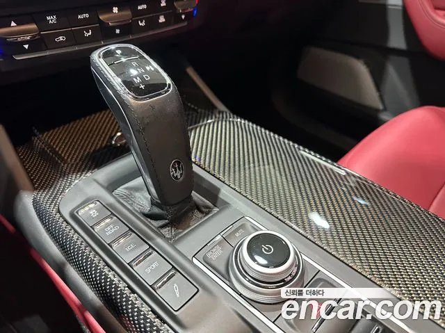 Maserati Levante — Фото автомобиля 8