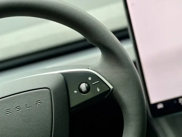 Tesla Model 3 — Фото автомобиля 12