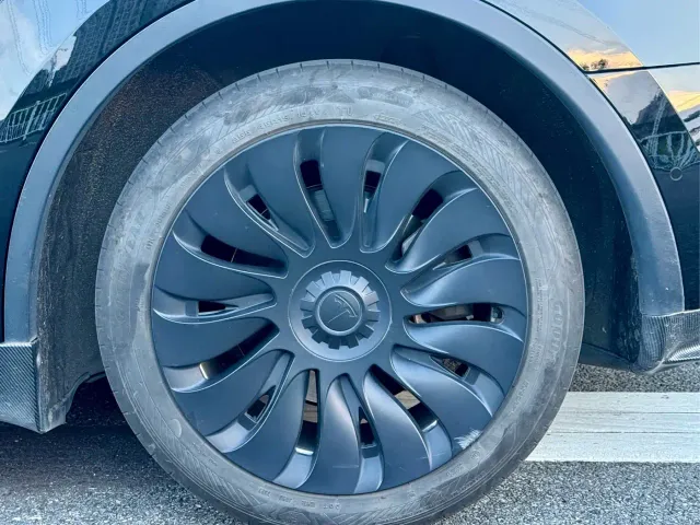 Tesla Model Y — Фото автомобиля 8
