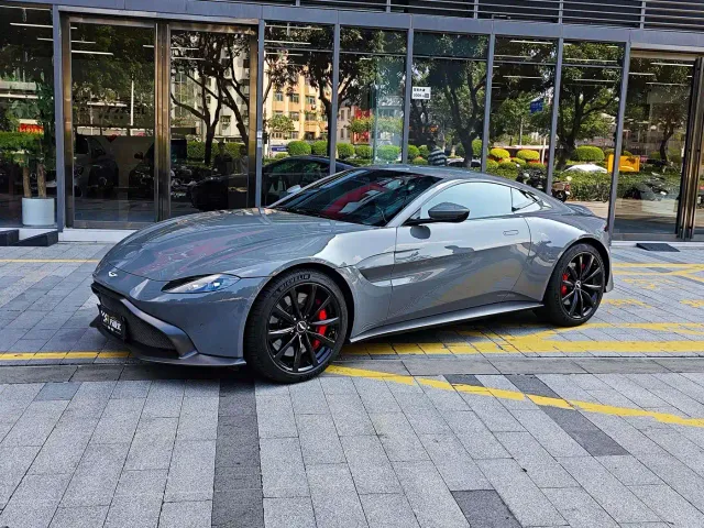 Aston Martin V8 Vantage — Фото автомобиля 2