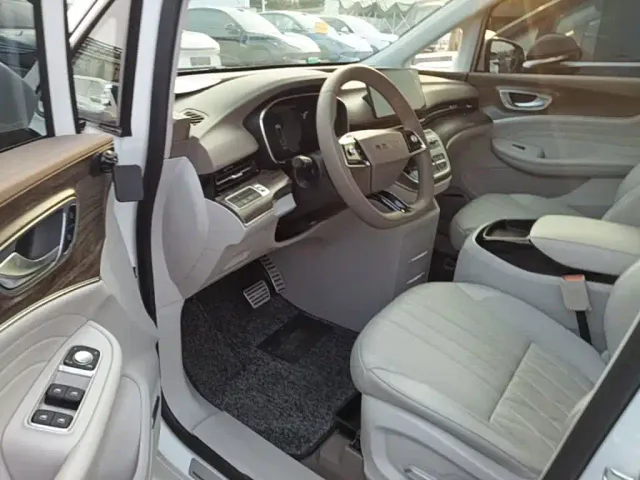 Roewe iMAX8 — Фото автомобиля 15