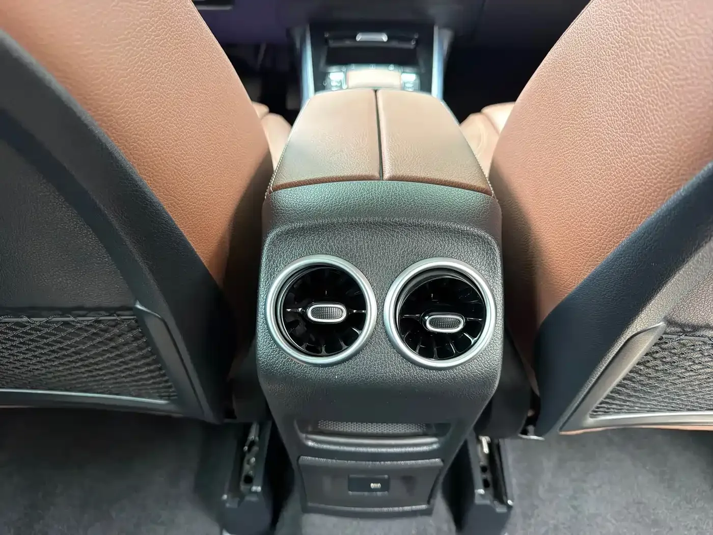 Mercedes-Benz Mercedes-Benz GLB 2022 Model GLB 200 Dynamic Edition — Фото автомобиля 9
