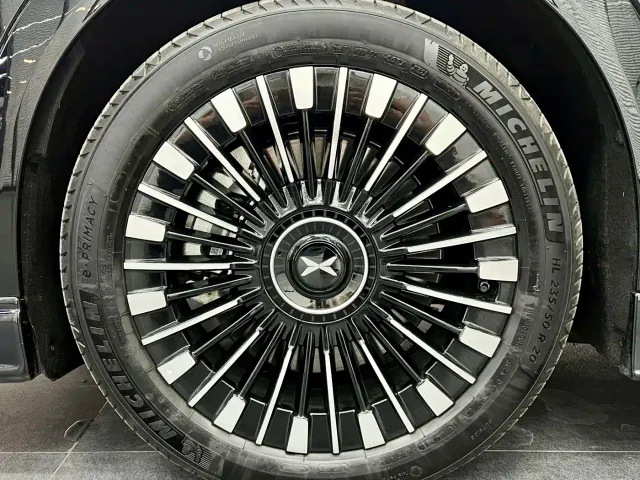 Xpeng X9 — Фото автомобиля 17