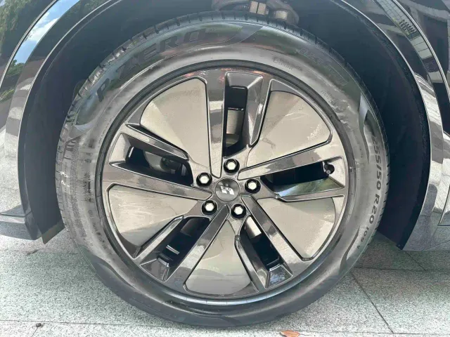 Li Auto L8 — Фото автомобиля 10