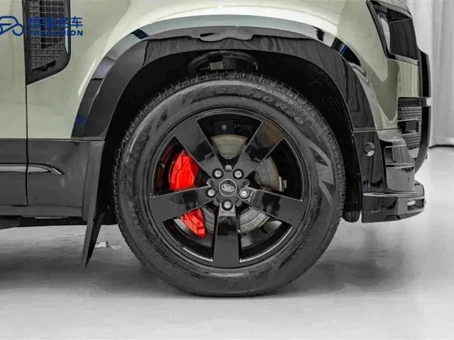 Land Rover Defender — Фото автомобиля 11