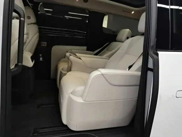 Li Auto MEGA — Фото автомобиля 16