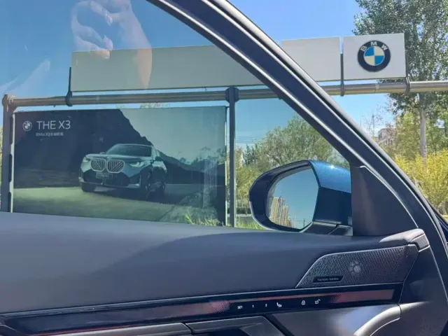 BMW i5 — Фото автомобиля 10