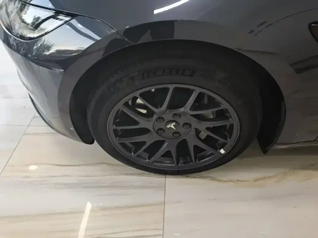 Tesla Model 3 — Фото автомобиля 22