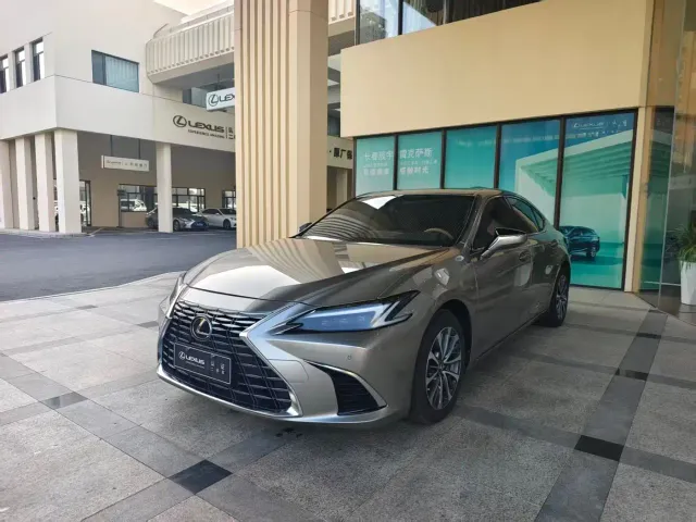 Фотография автомобиля — Lexus ES