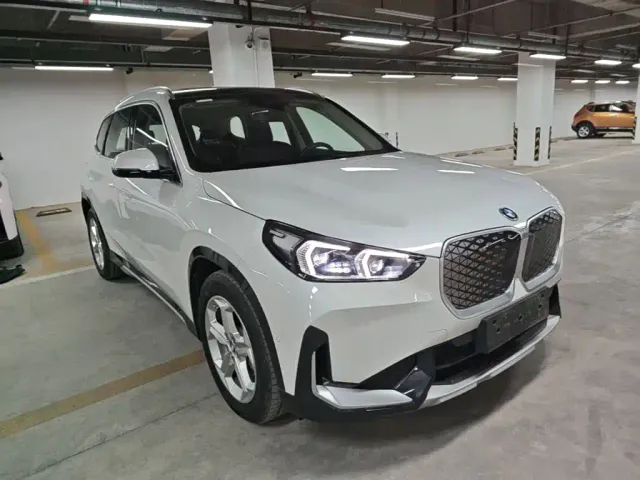 BMW iX1 — Фото автомобиля 3