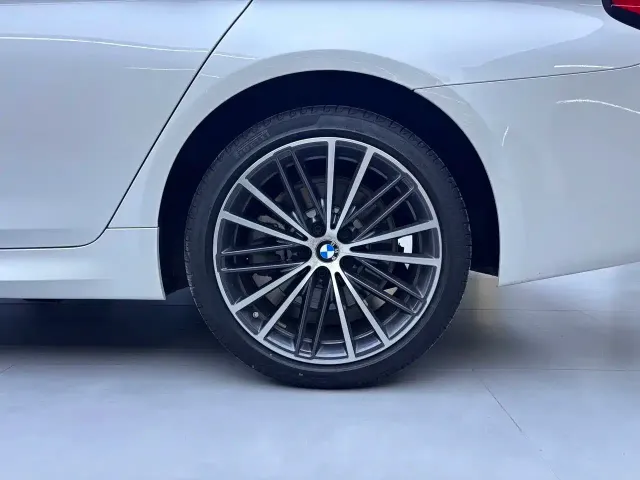 BMW 5 Series — Фото автомобиля 15