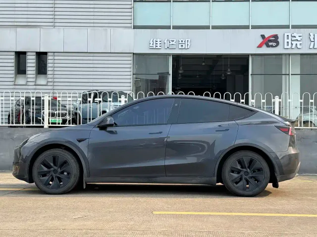 Tesla Model Y — Фото автомобиля 6