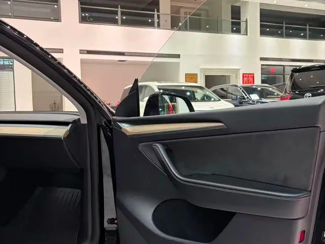 Tesla Model Y — Фото автомобиля 14