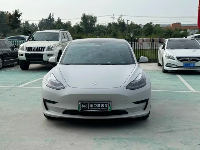 Tesla Model 3 — Фото автомобиля 2