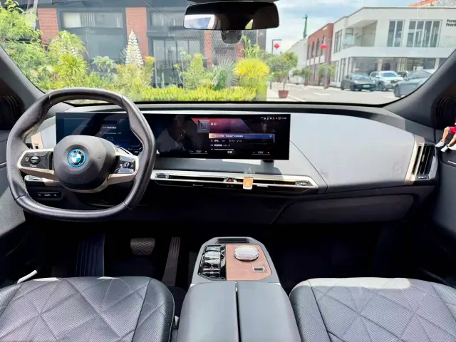 BMW iX — Фото автомобиля 11