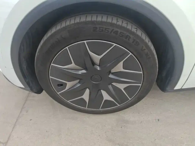 Tesla Model Y L — Фото автомобиля 22